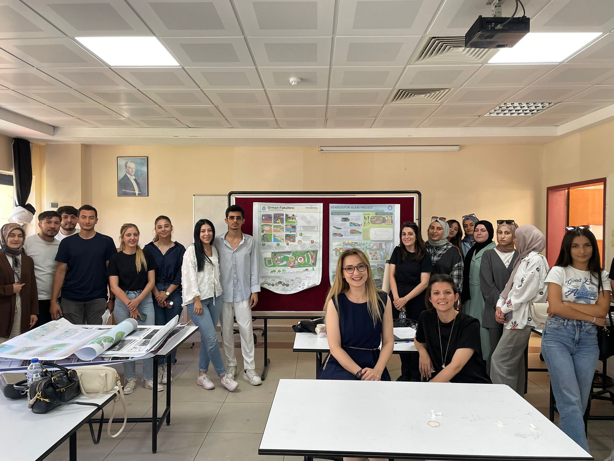 Dr. Öğr. Üy. Dilay Zülkadiroğlu ve Dr. Öğr. Üy. Esra Abacıoğlu Gitmiş hocalarımızın yürütücülüğündeki Proje 4 dersinin savunma jürisi gerçekleştirildi. 